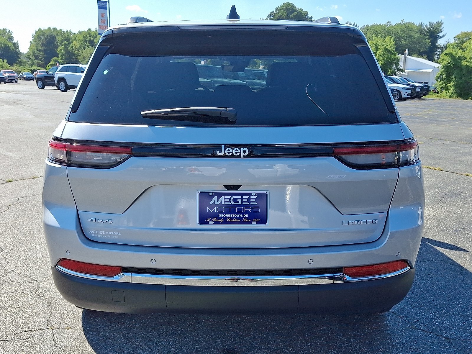New 2025 Jeep Grand Cherokee Laredo X w/ Luxury Tech Group I AWD/4WD image 5