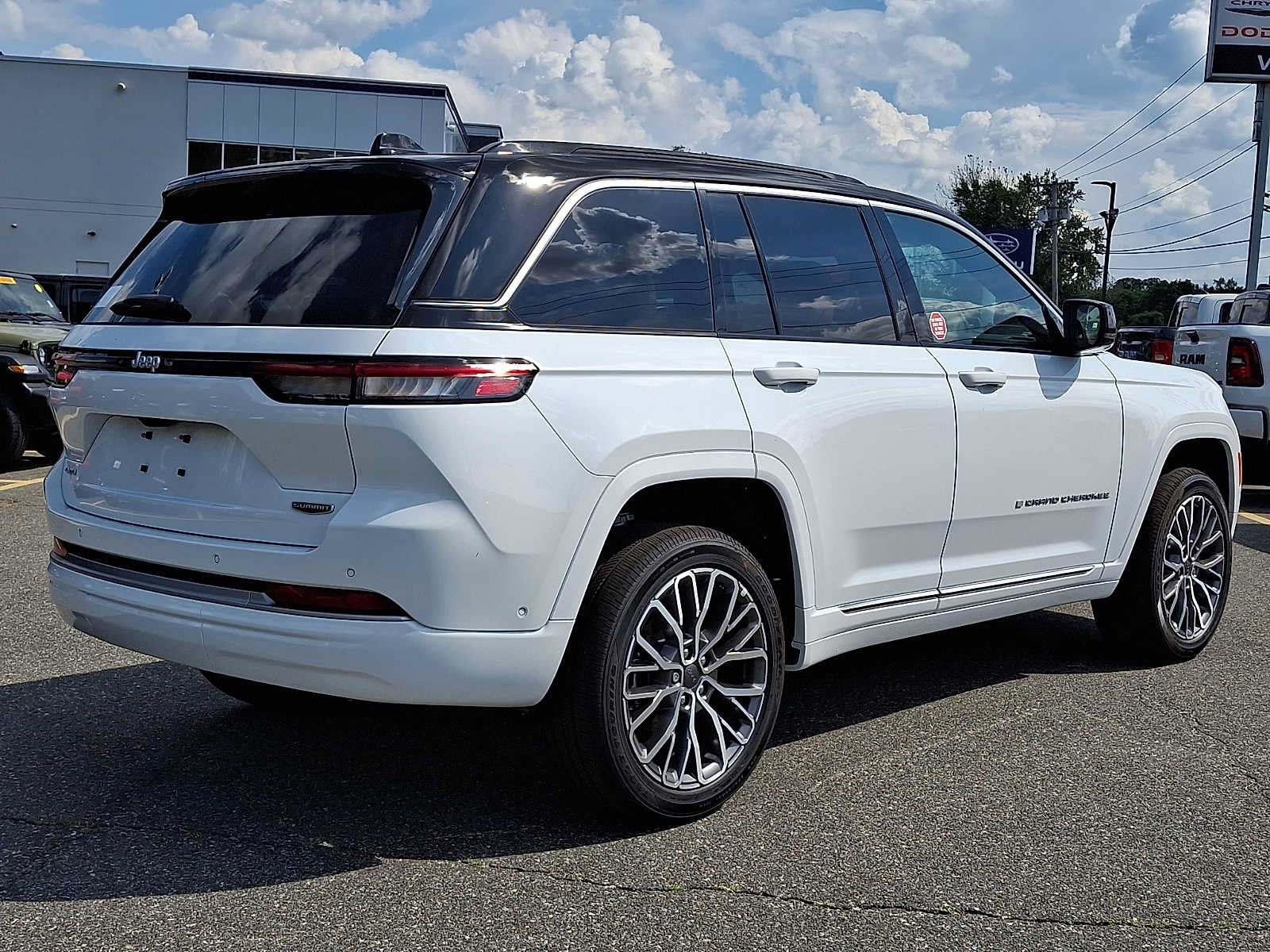 New 2026 Jeep Grand Cherokee Summit w/ Adv Protech Group IV AWD/4WD image 4