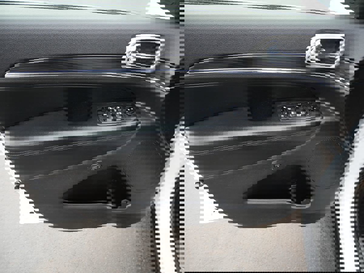 Used 2021 Jeep Grand Cherokee Limited w/ Trailer Tow Group IV image 17