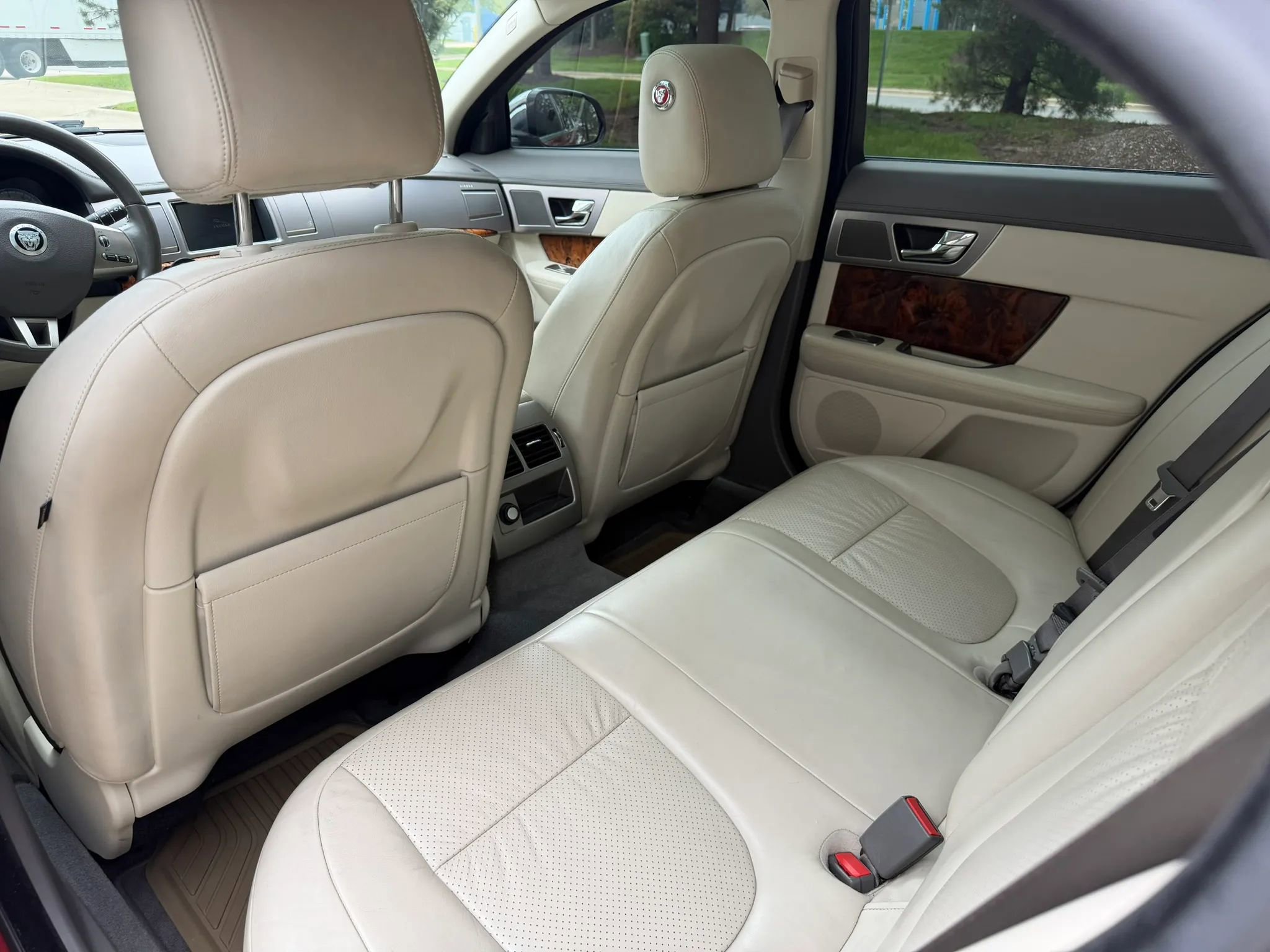 Used 2011 Jaguar XF Premium RWD image 16