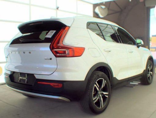 Used 2024 Volvo XC40 B5 Core AWD/4WD image 3
