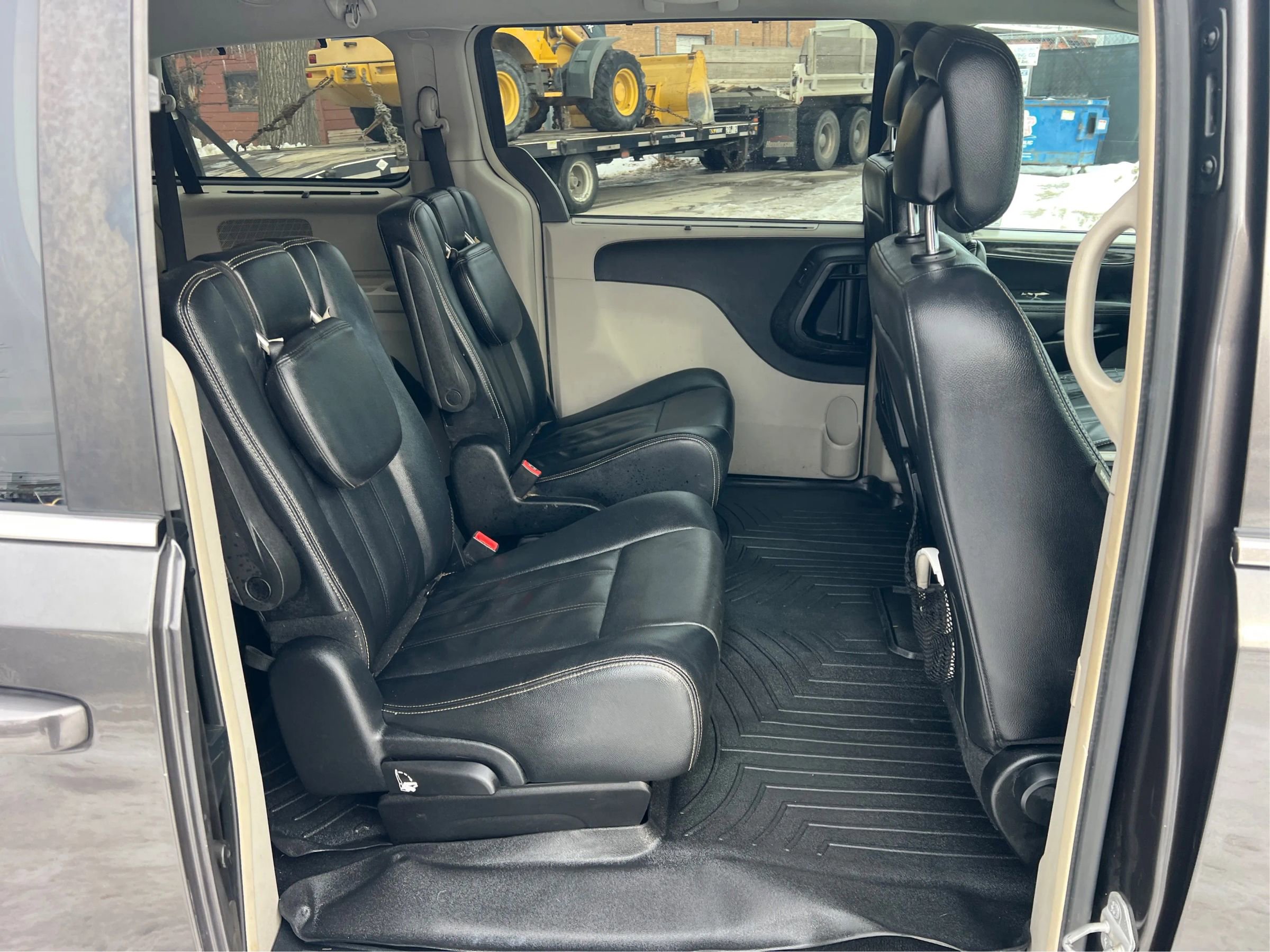 Used 2015 Chrysler Town & Country Touring image 24