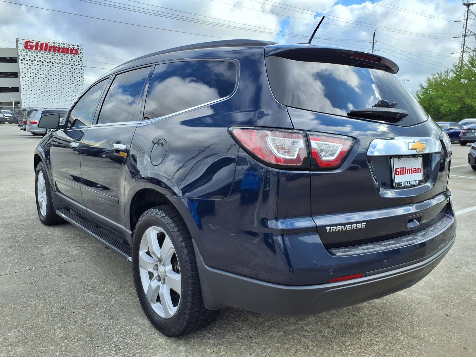 Used 2017 Chevrolet Traverse LT w/ Style and Technology Package image 3