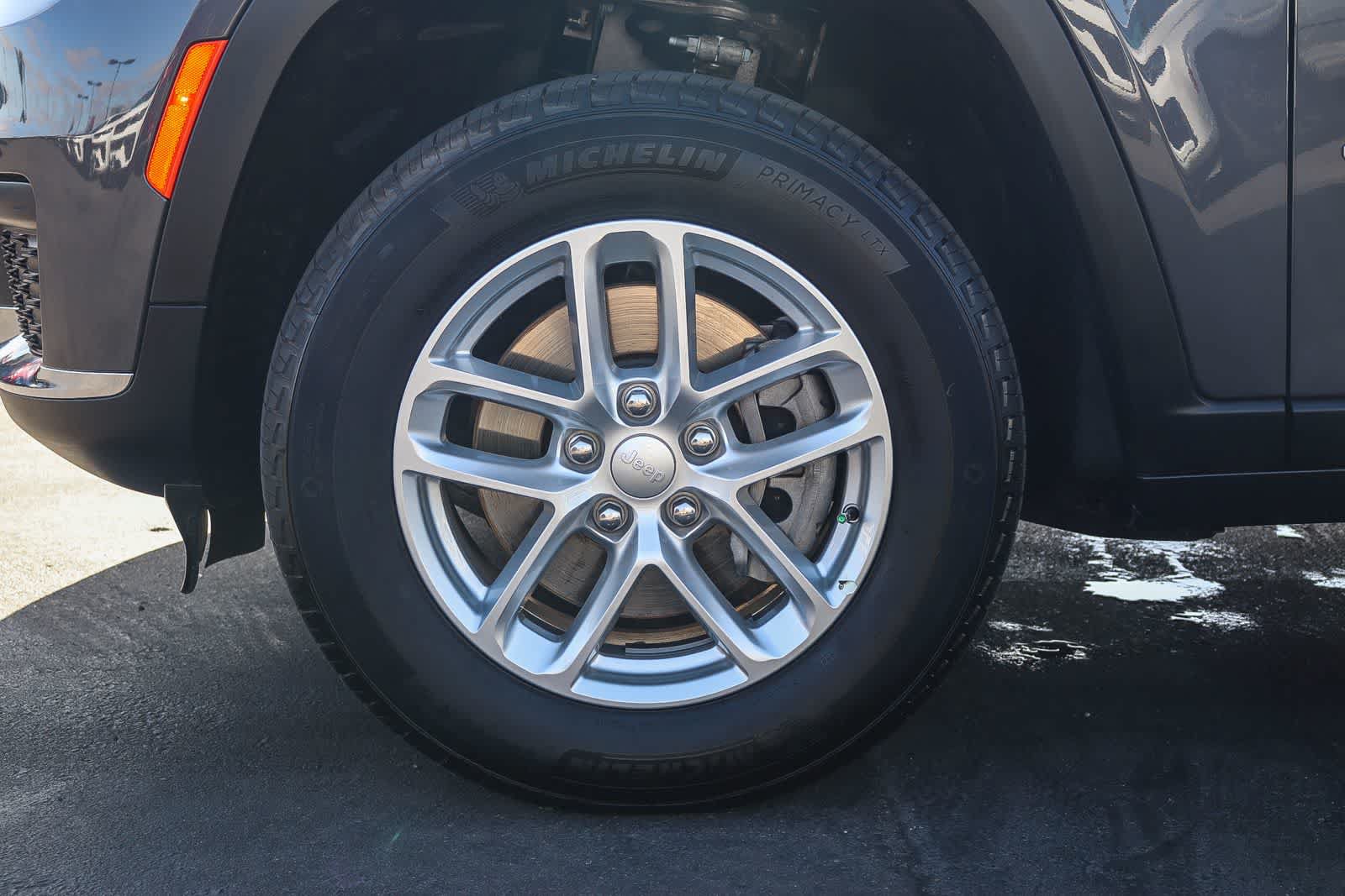 Used 2025 Jeep Grand Cherokee L Laredo RWD image 9