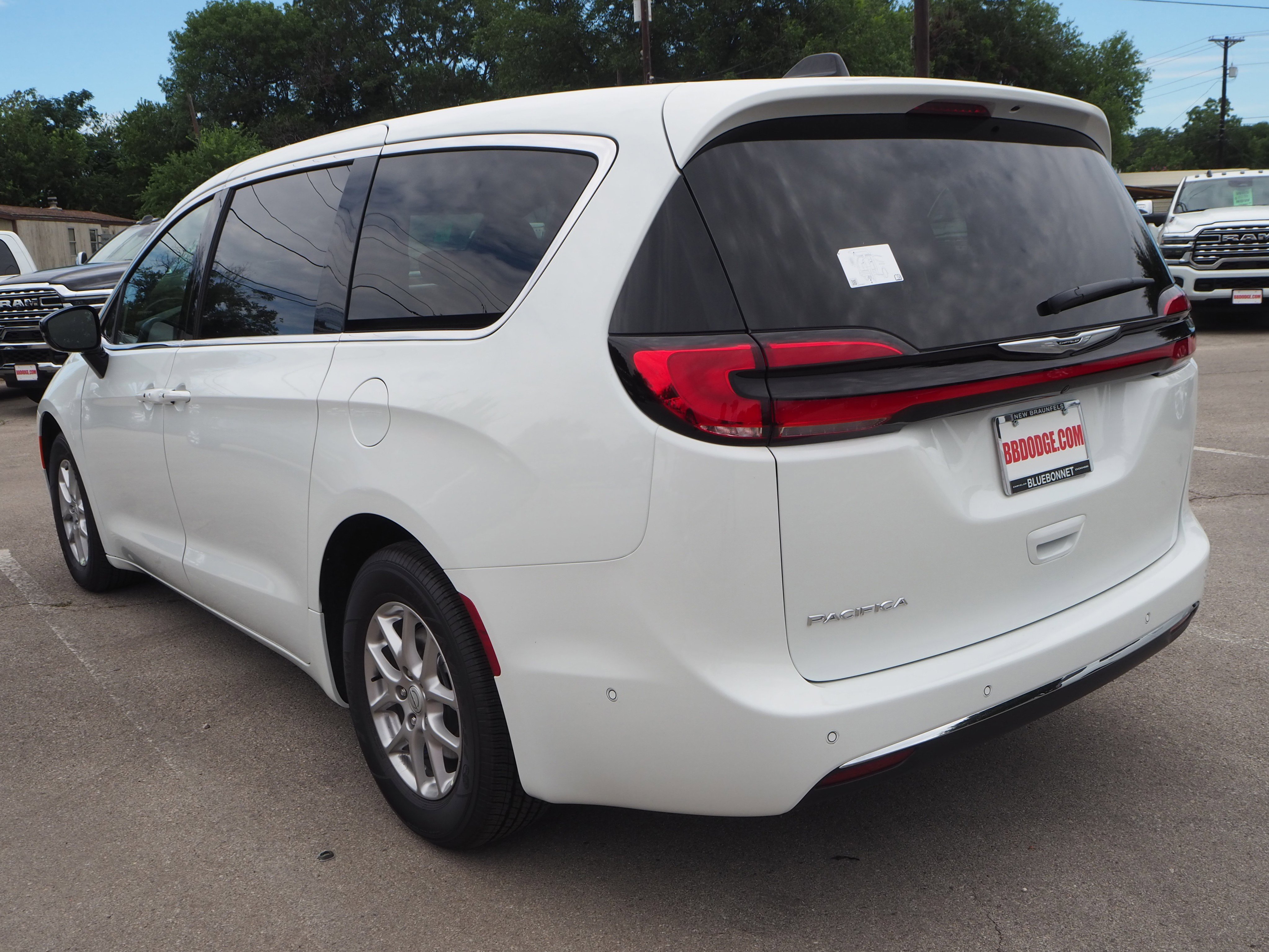 New 2025 Chrysler Pacifica Select w/ Uconnect Theater Family Group FWD image 8