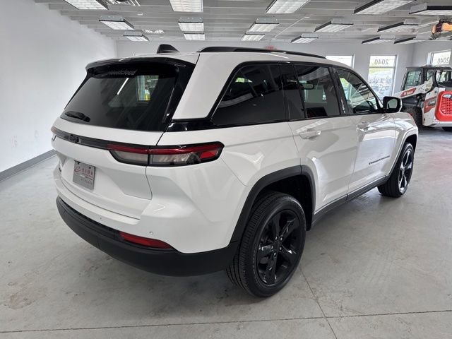 Used 2023 Jeep Grand Cherokee Altitude AWD/4WD image 13
