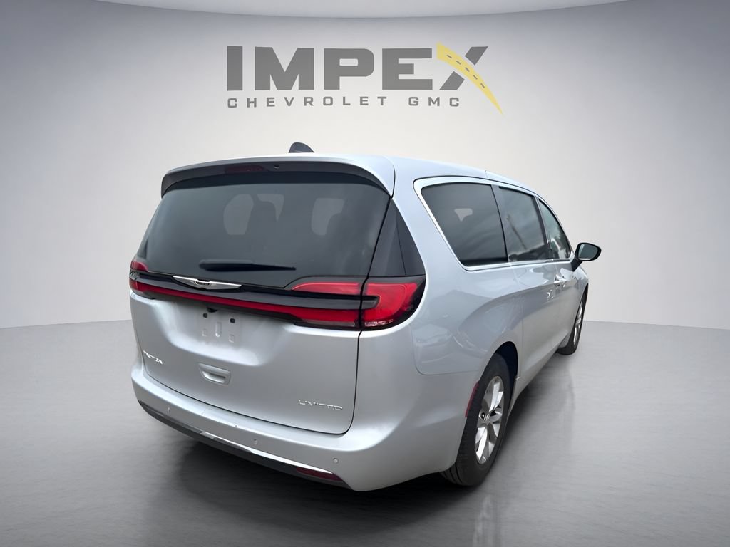 Used 2026 Chrysler Pacifica Limited FWD image 4