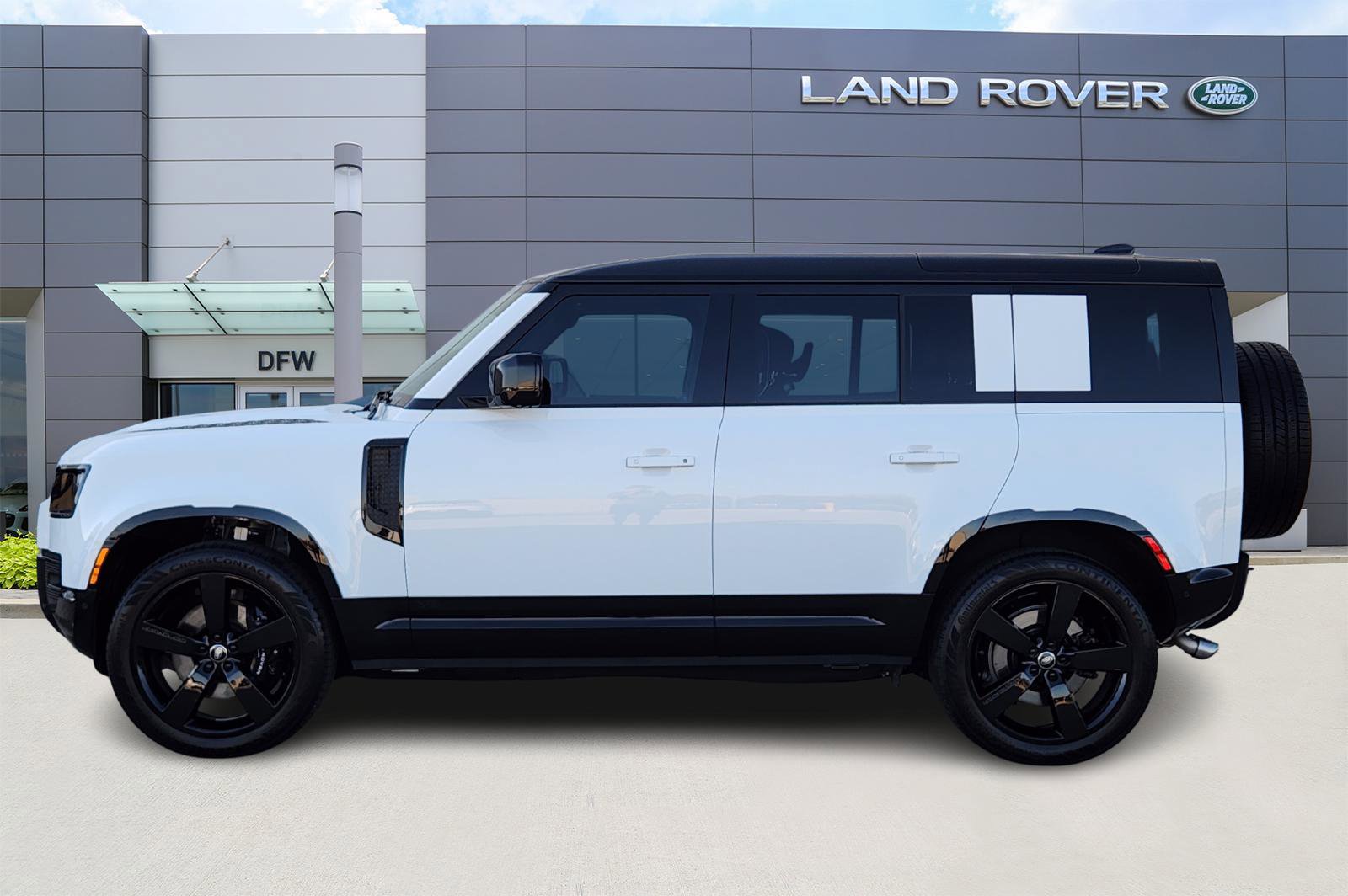 Certified 2025 Land Rover Defender 110 V8 image 3