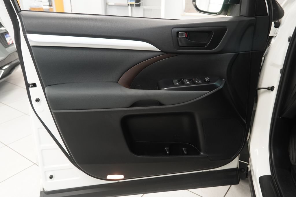 Used 2019 Toyota Highlander LE AWD/4WD image 16