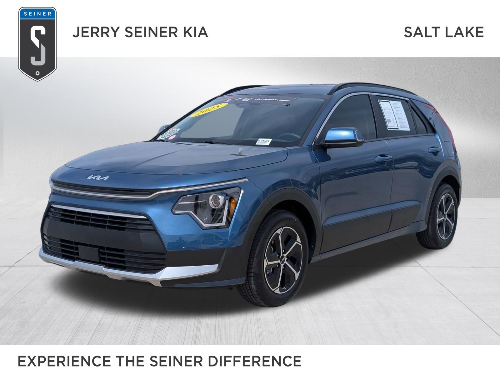 Certified 2025 Kia Niro EX image 1