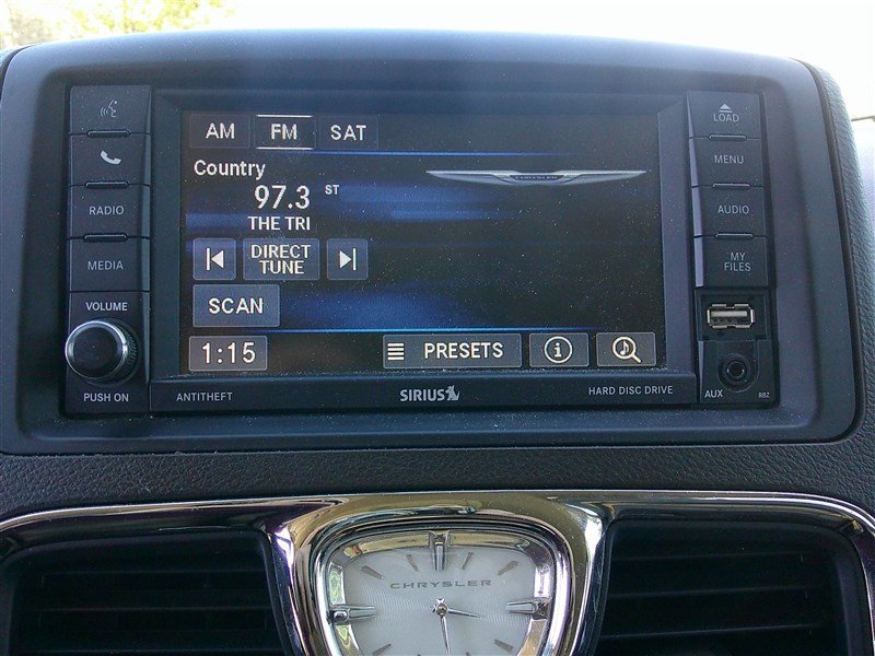 Used 2014 Chrysler Town & Country Touring image 13