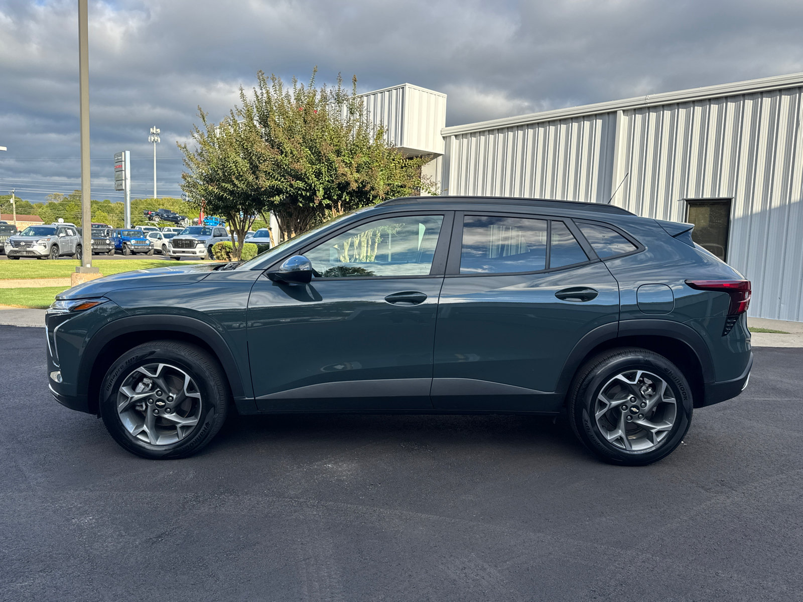 Used 2025 Chevrolet Trax LT FWD image 8