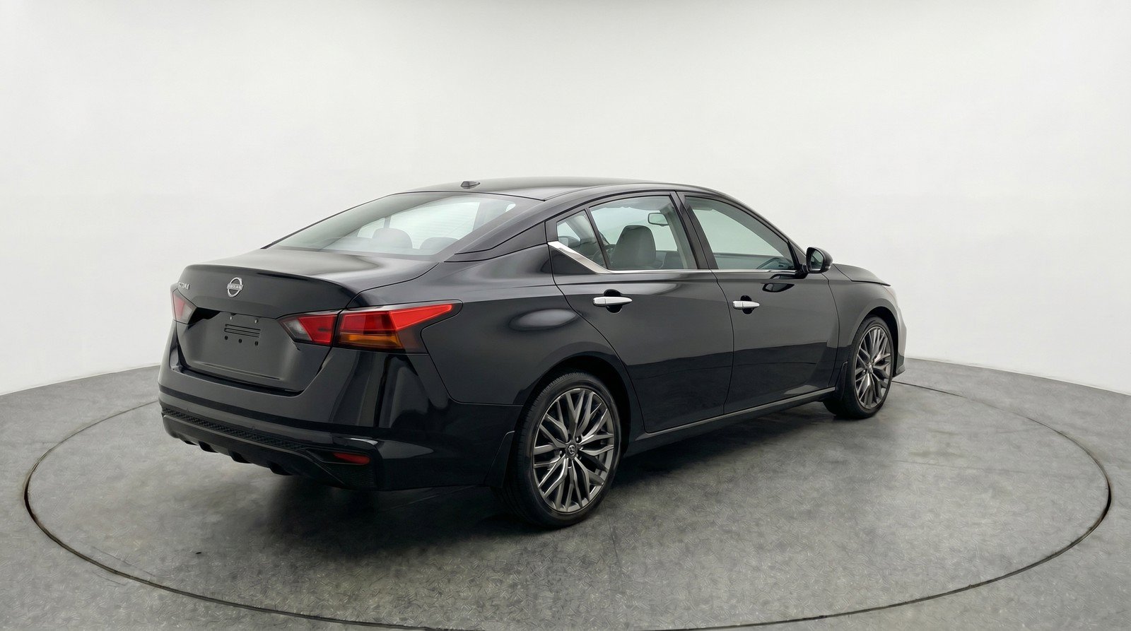 Used 2025 Nissan Altima 2.5 SV FWD image 9