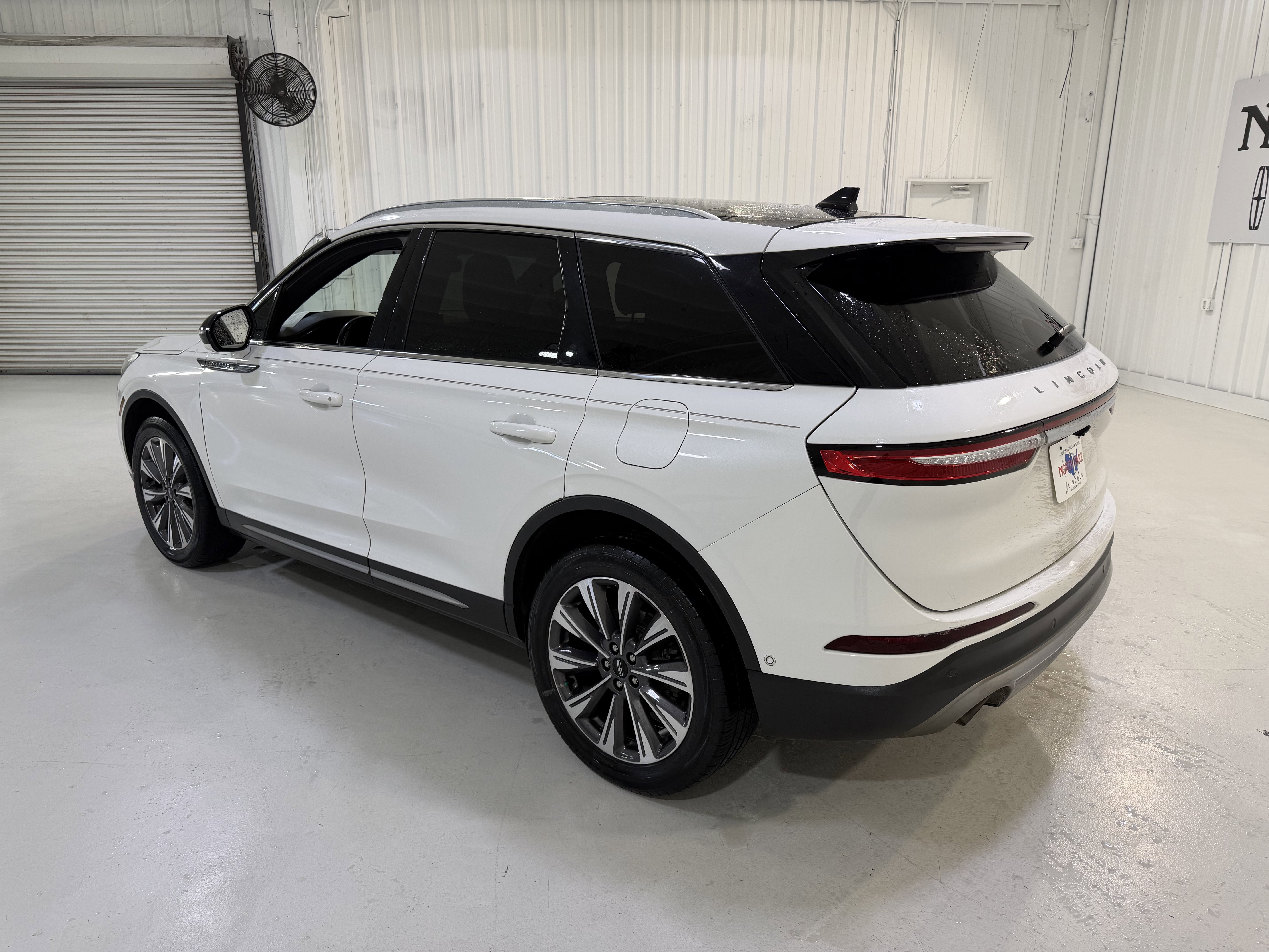 Used 2021 Lincoln Corsair Reserve w/ Equipment Group 201A FWD image 3