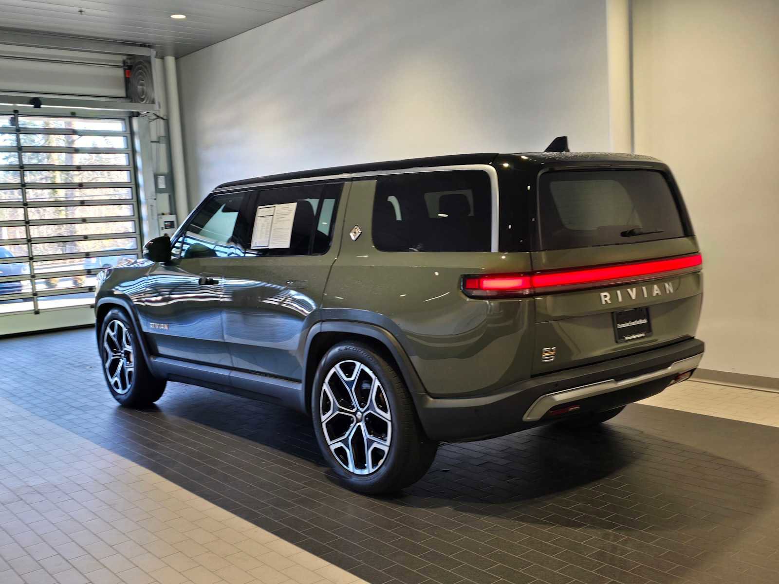 Used 2022 Rivian R1S Launch Edition image 3