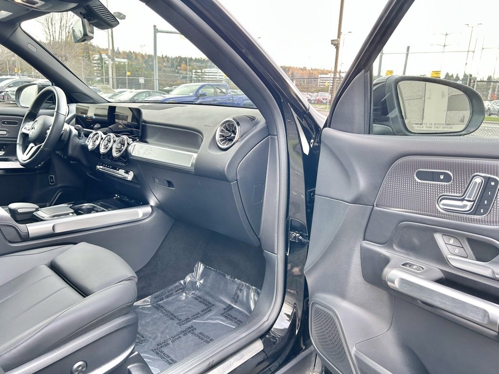 Used 2023 Mercedes-Benz GLB 250 4MATIC w/ Premium Package image 15