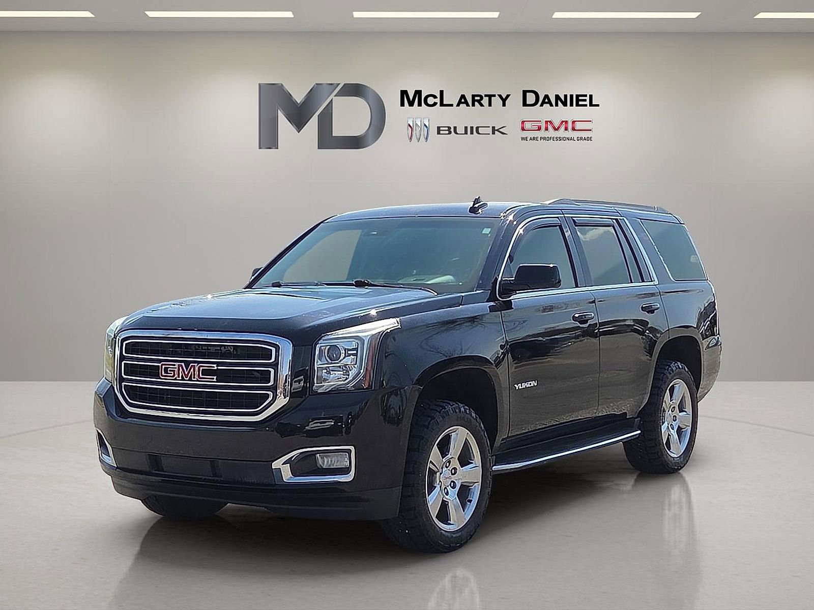 Used 2017 GMC Yukon SLT image 2