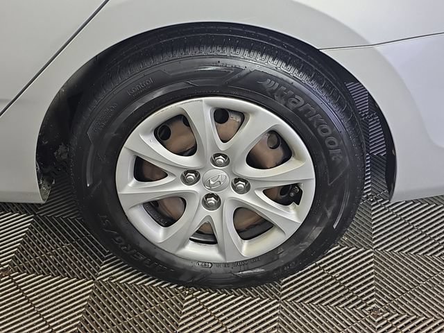 Used 2012 Hyundai Accent GLS FWD image 16
