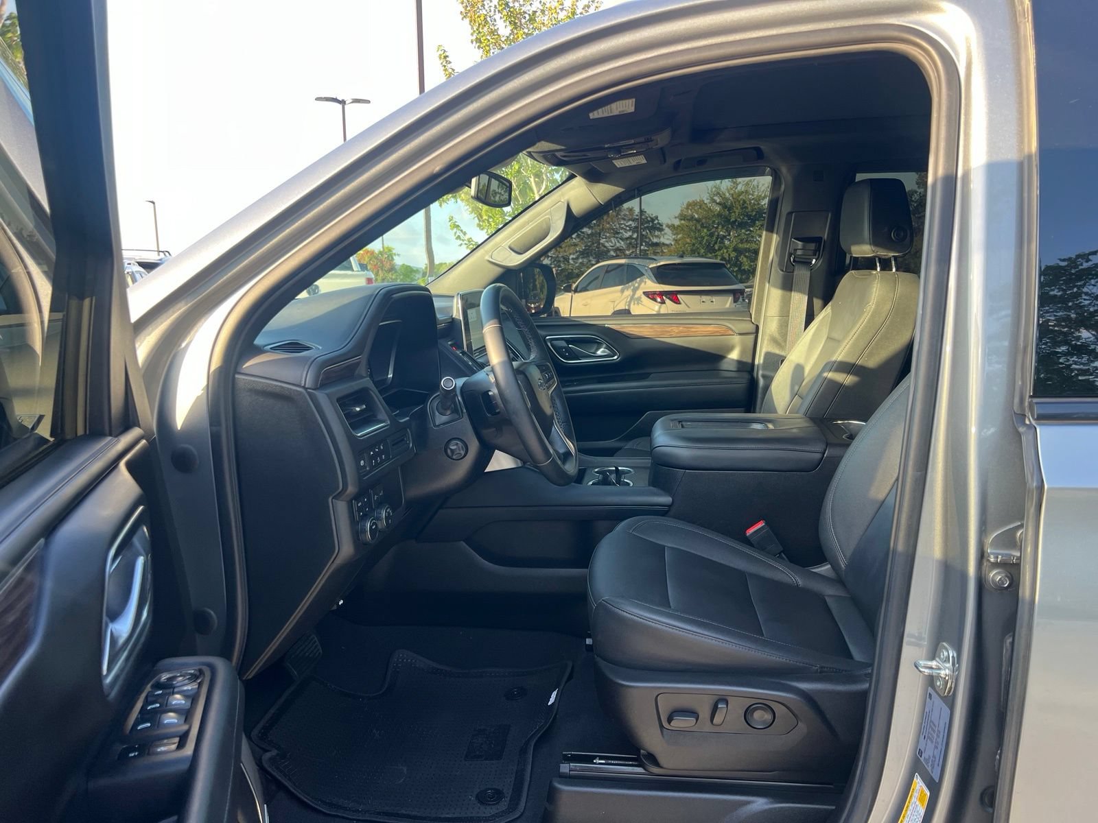 Used 2023 Chevrolet Tahoe Z71 w/ Luxury Package AWD/4WD image 27