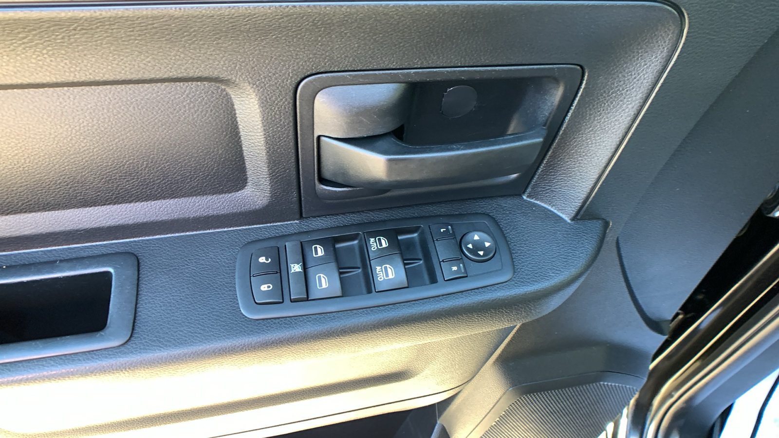 Used 2017 RAM 1500 Express AWD/4WD image 13
