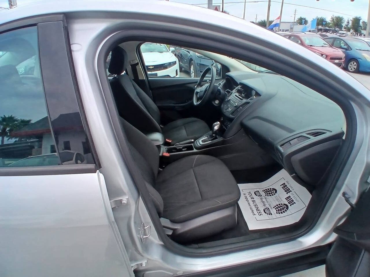 Used 2016 Ford Focus SE FWD image 2