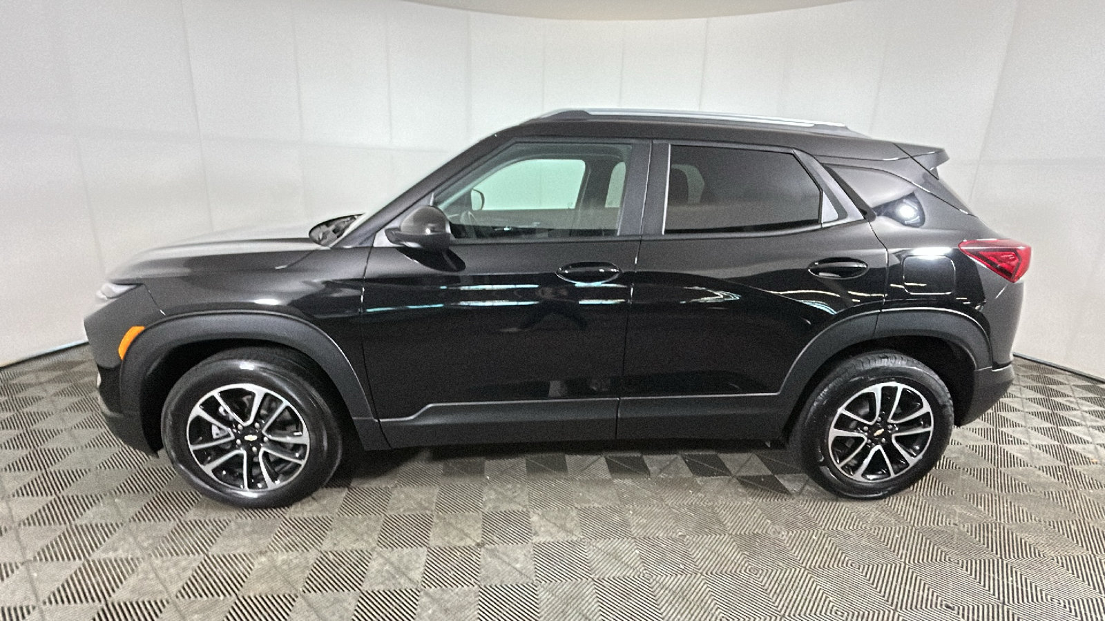 Used 2025 Chevrolet TrailBlazer LT AWD/4WD image 6
