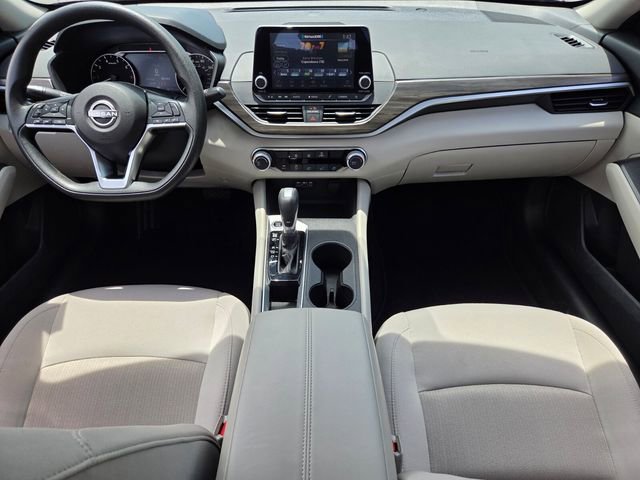 Used 2025 Nissan Altima 2.5 SV FWD image 14