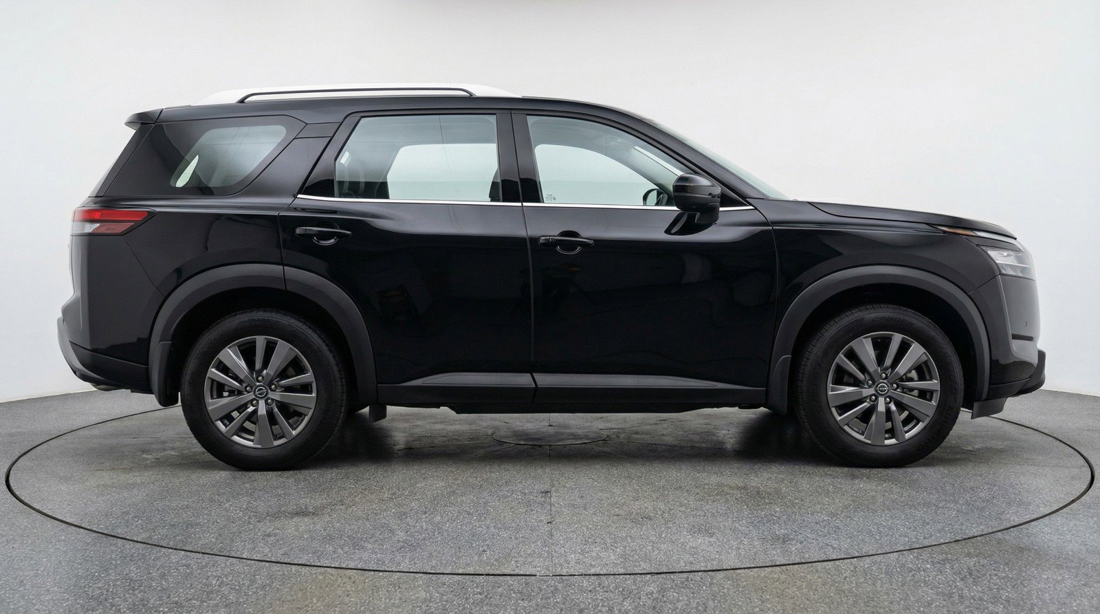 Used 2025 Nissan Pathfinder SV image 11