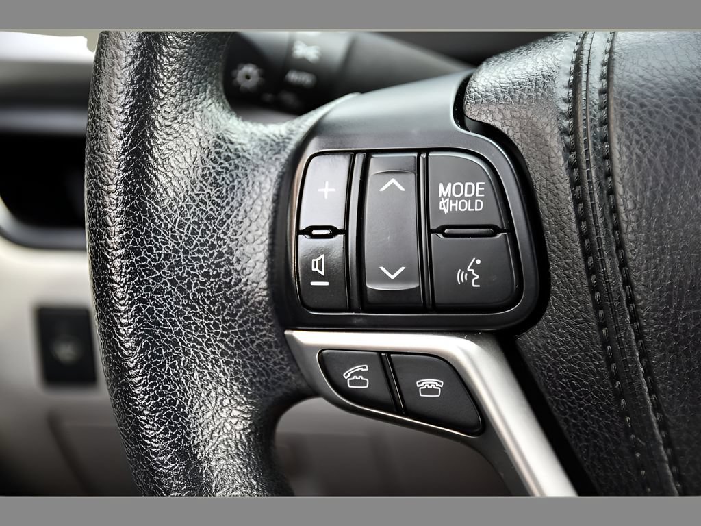 Used 2014 Toyota Highlander LE AWD/4WD image 29