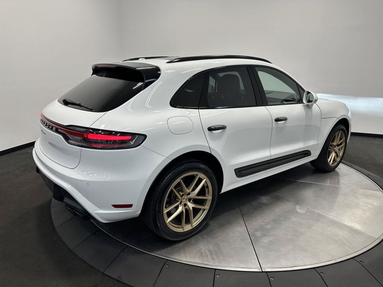 Certified 2025 Porsche Macan AWD/4WD image 7