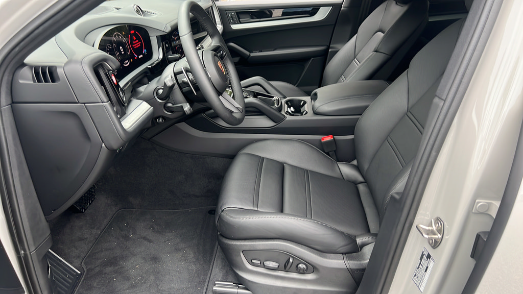 New 2026 Porsche Cayenne Coupe AWD/4WD image 5