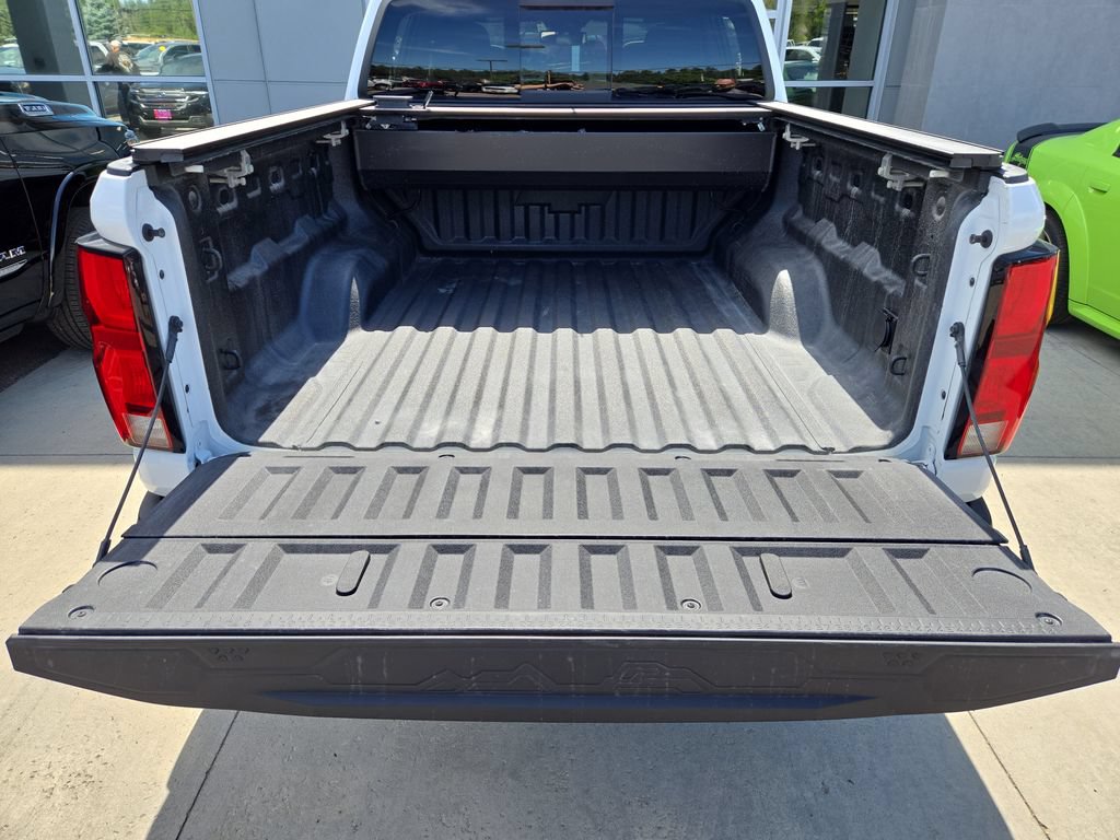 Used 2026 Chevrolet Colorado ZR2 w/ Technology Package AWD/4WD image 28