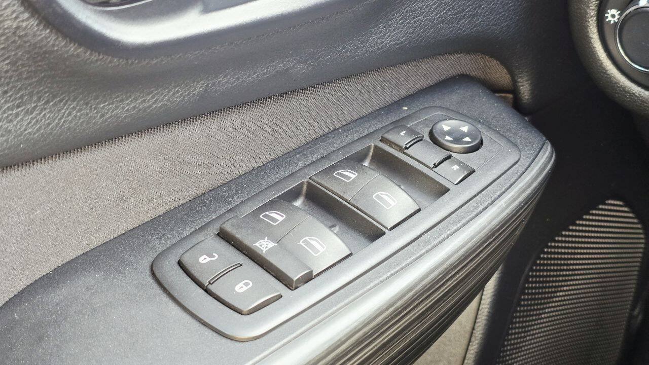 Used 2015 Jeep Cherokee Sport w/ Cold Weather Group AWD/4WD image 25