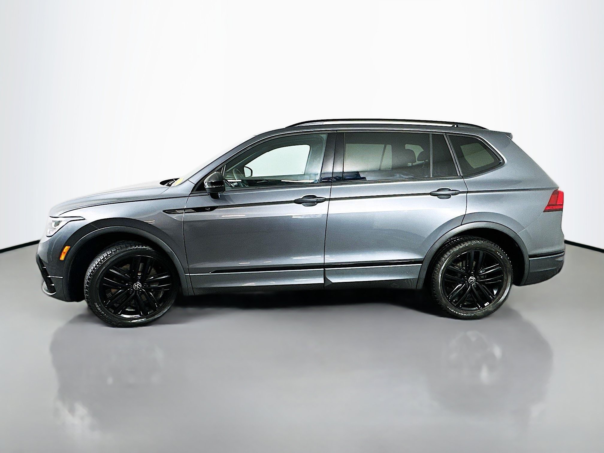 Used 2022 Volkswagen Tiguan SE R-Line AWD/4WD image 4