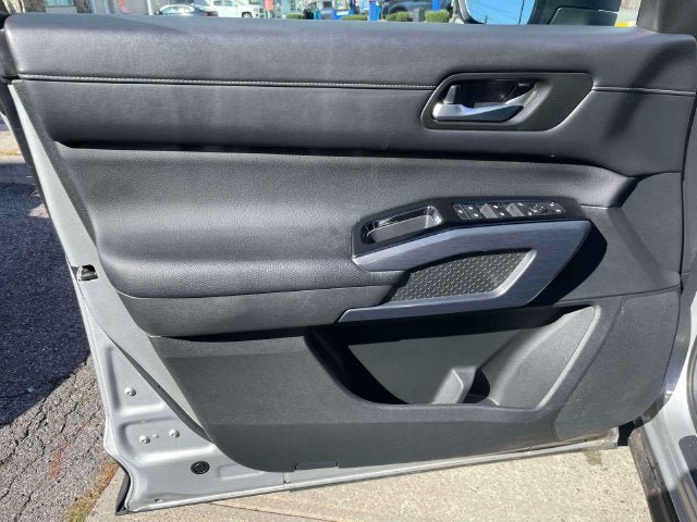 Used 2025 Nissan Pathfinder SL AWD/4WD image 16