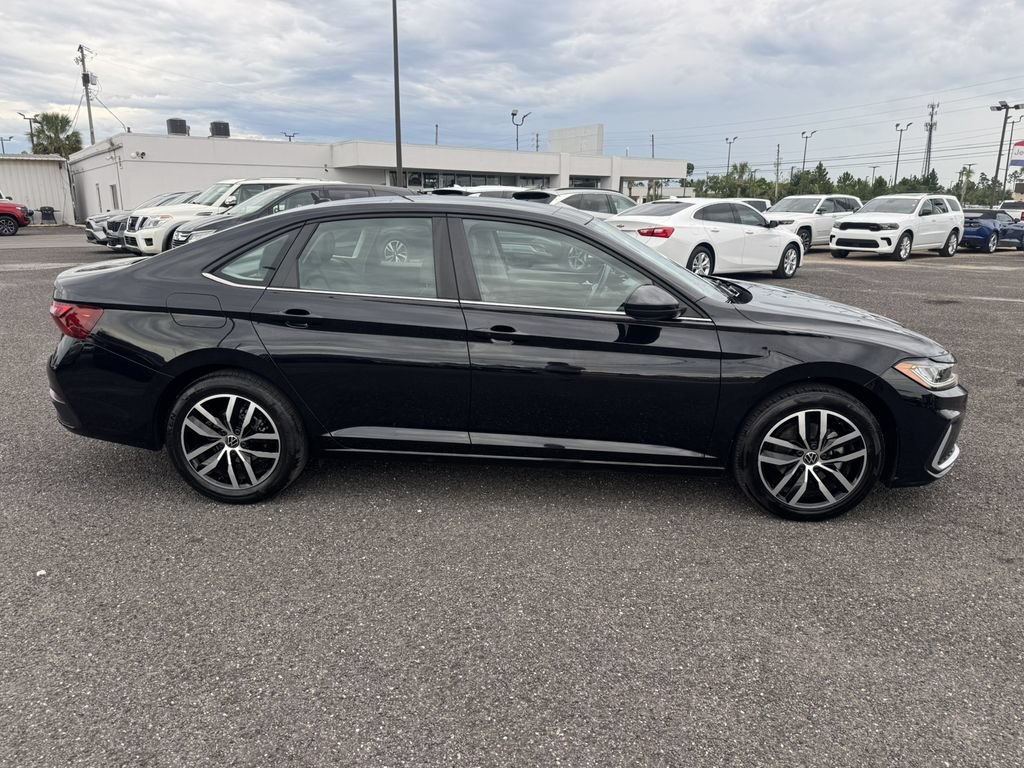 Used 2025 Volkswagen Jetta SE FWD image 4