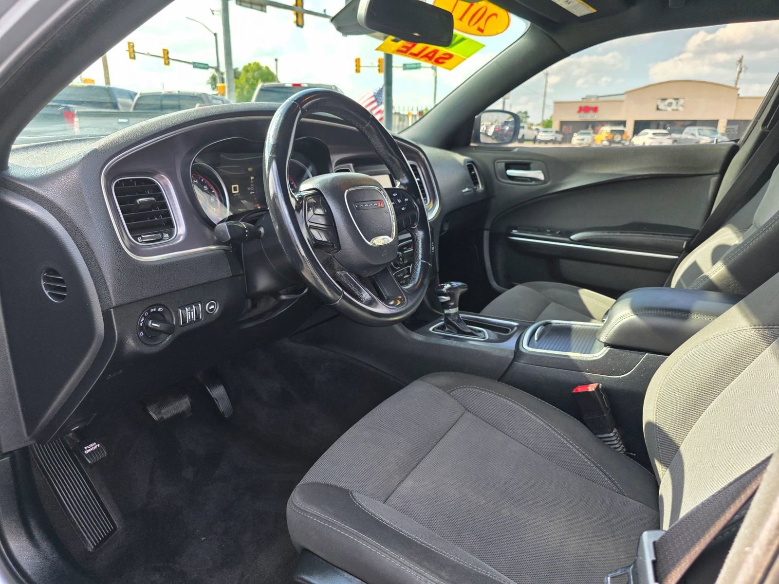 Used 2017 Dodge Charger SE RWD image 3