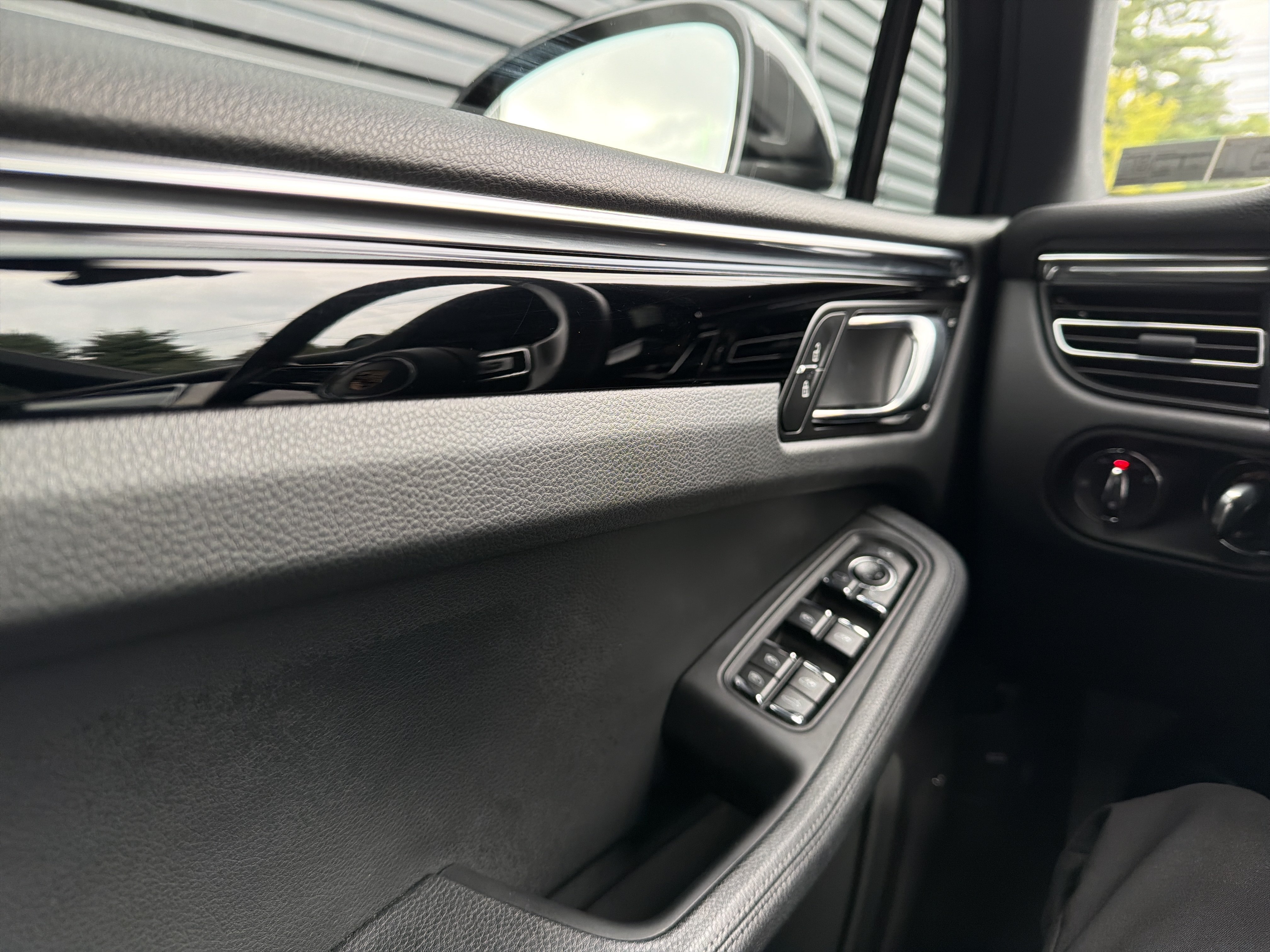 New 2026 Porsche Macan AWD/4WD image 23
