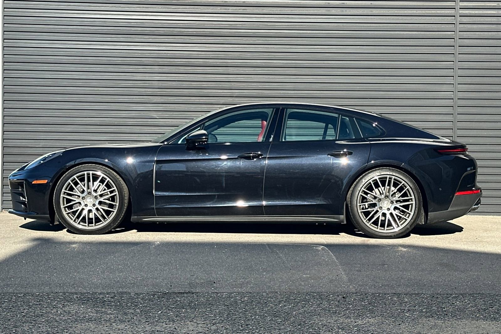 Used 2024 Porsche Panamera image 2