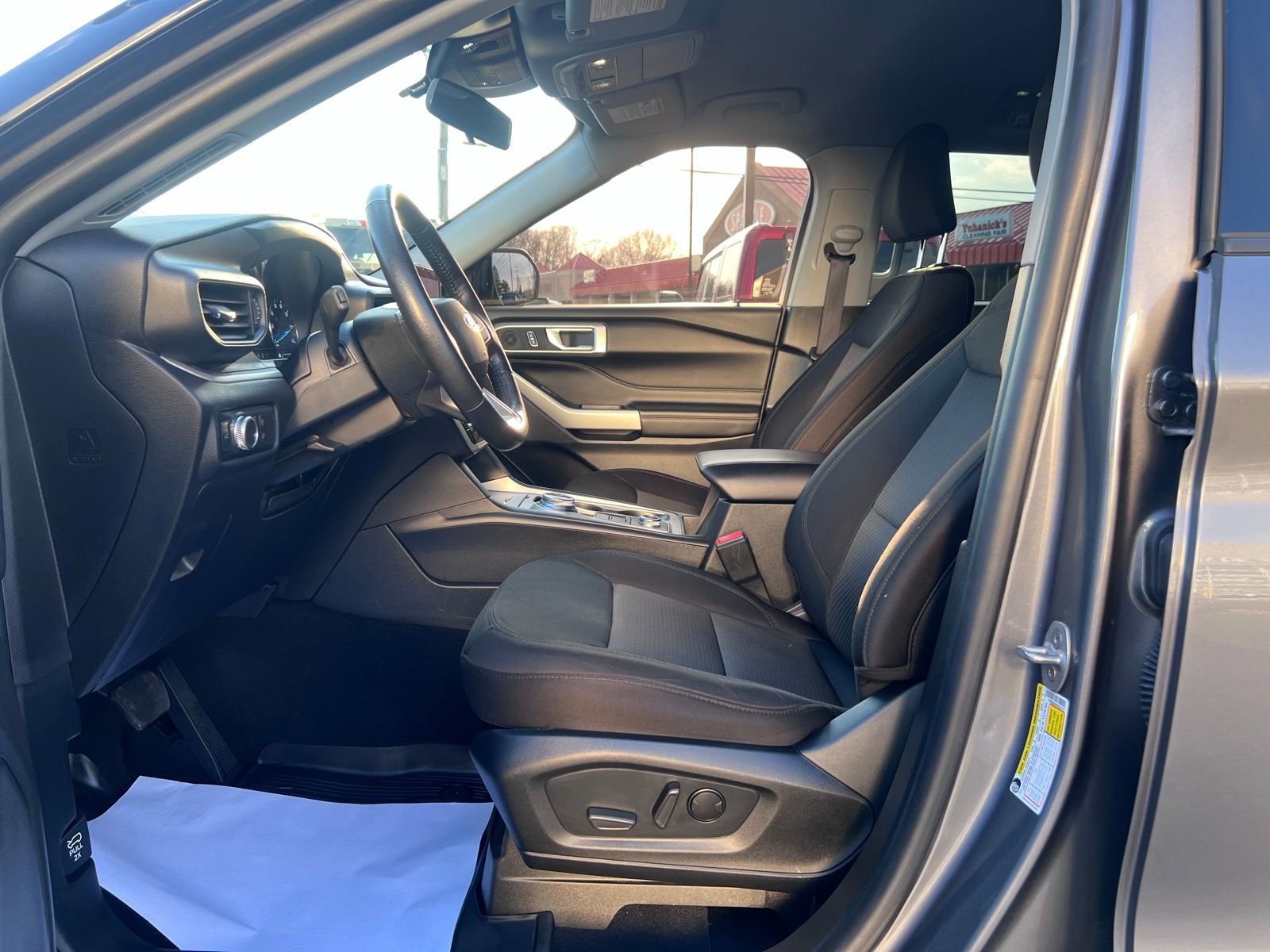 Used 2022 Ford Explorer XLT AWD/4WD image 28