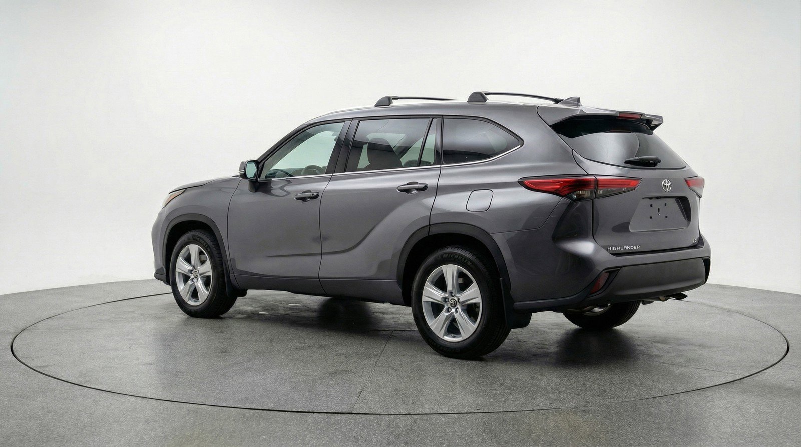 Used 2025 Toyota Highlander LE image 6