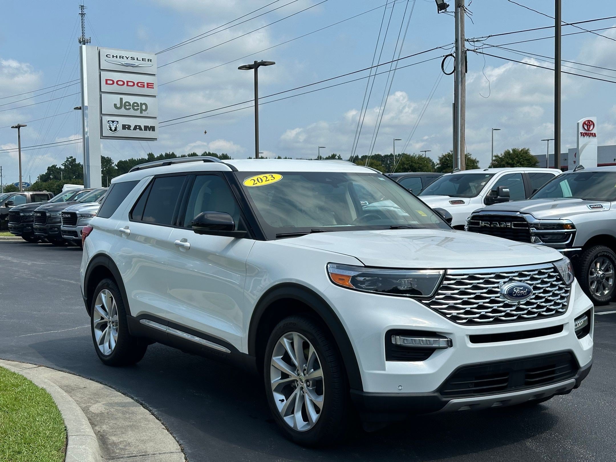 Used 2023 Ford Explorer Platinum AWD/4WD image 3