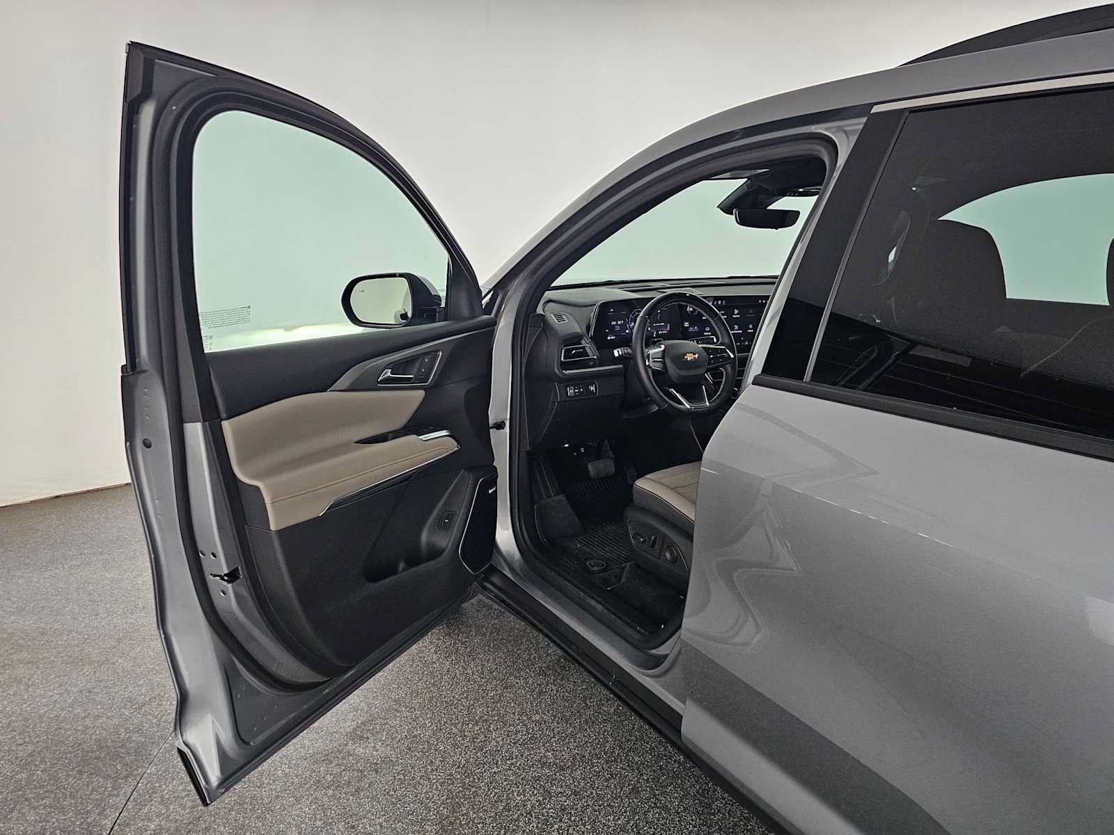 Used 2026 Chevrolet Traverse LT w/ Enhanced Driving Package FWD image 21