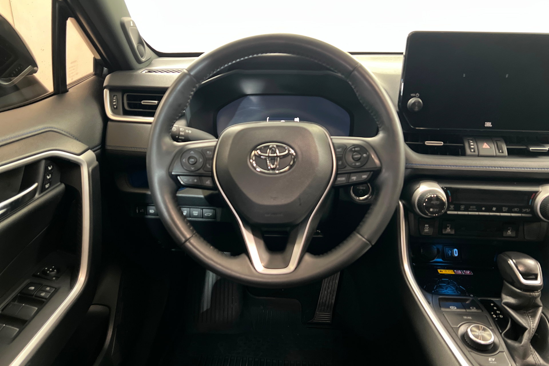 Used 2023 Toyota RAV4 XSE AWD/4WD image 13