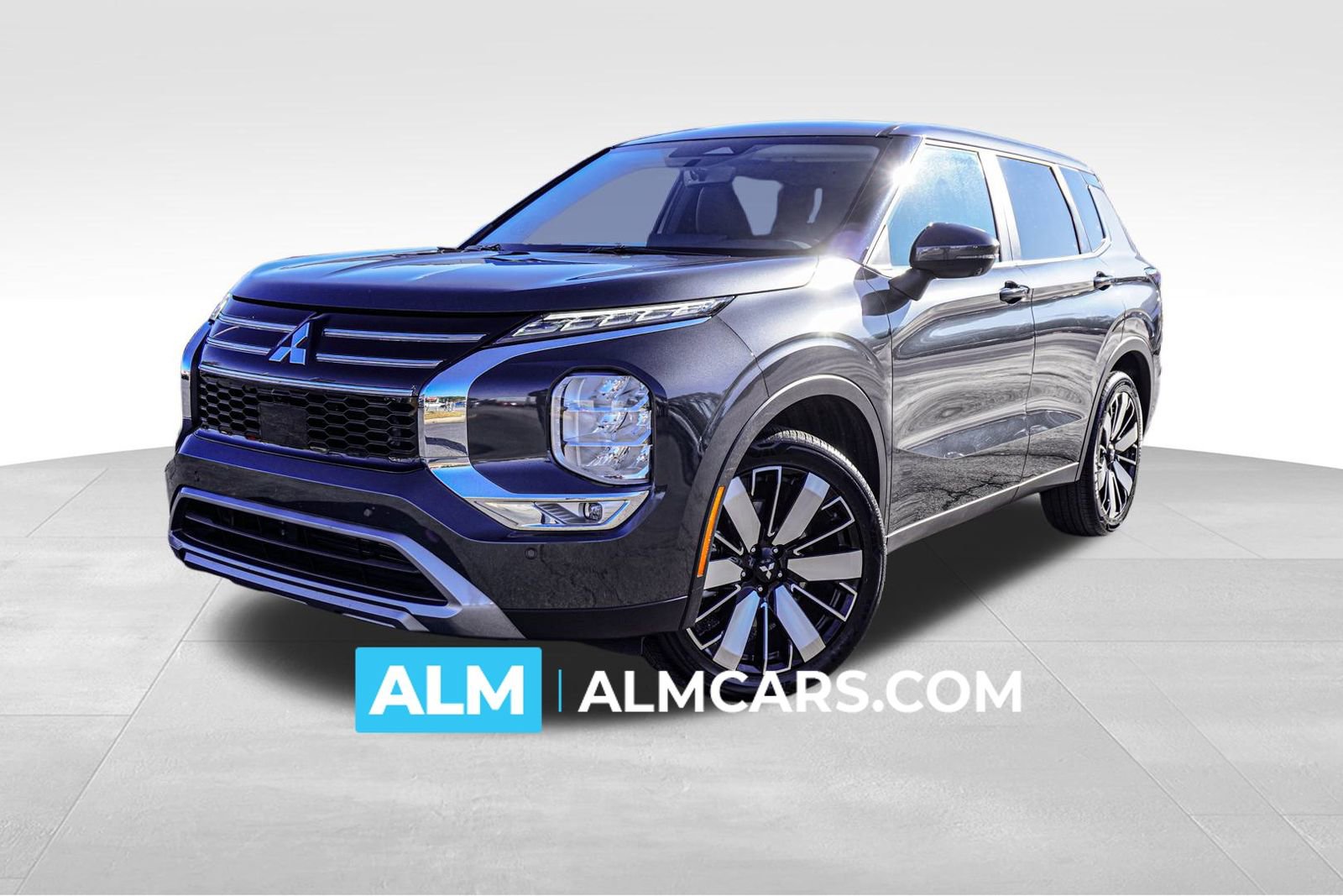 Used 2025 Mitsubishi Outlander SE image 1