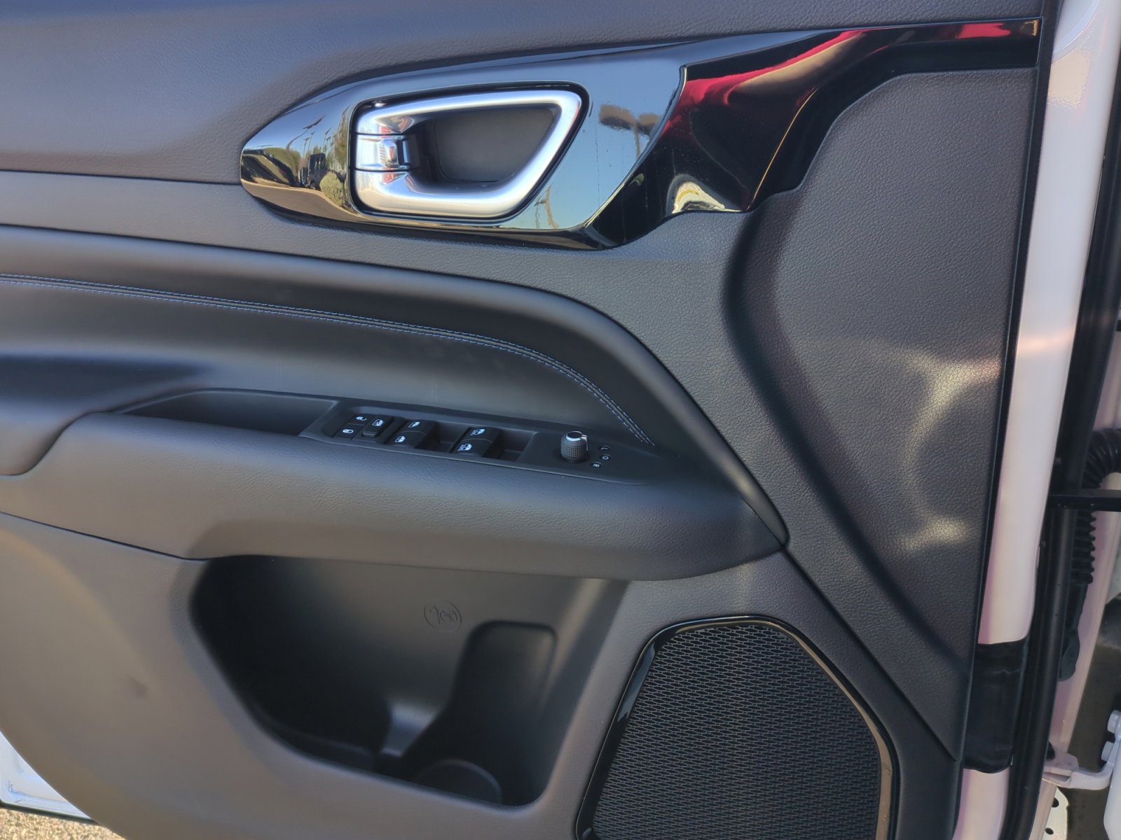 New 2026 Jeep Compass Latitude image 13