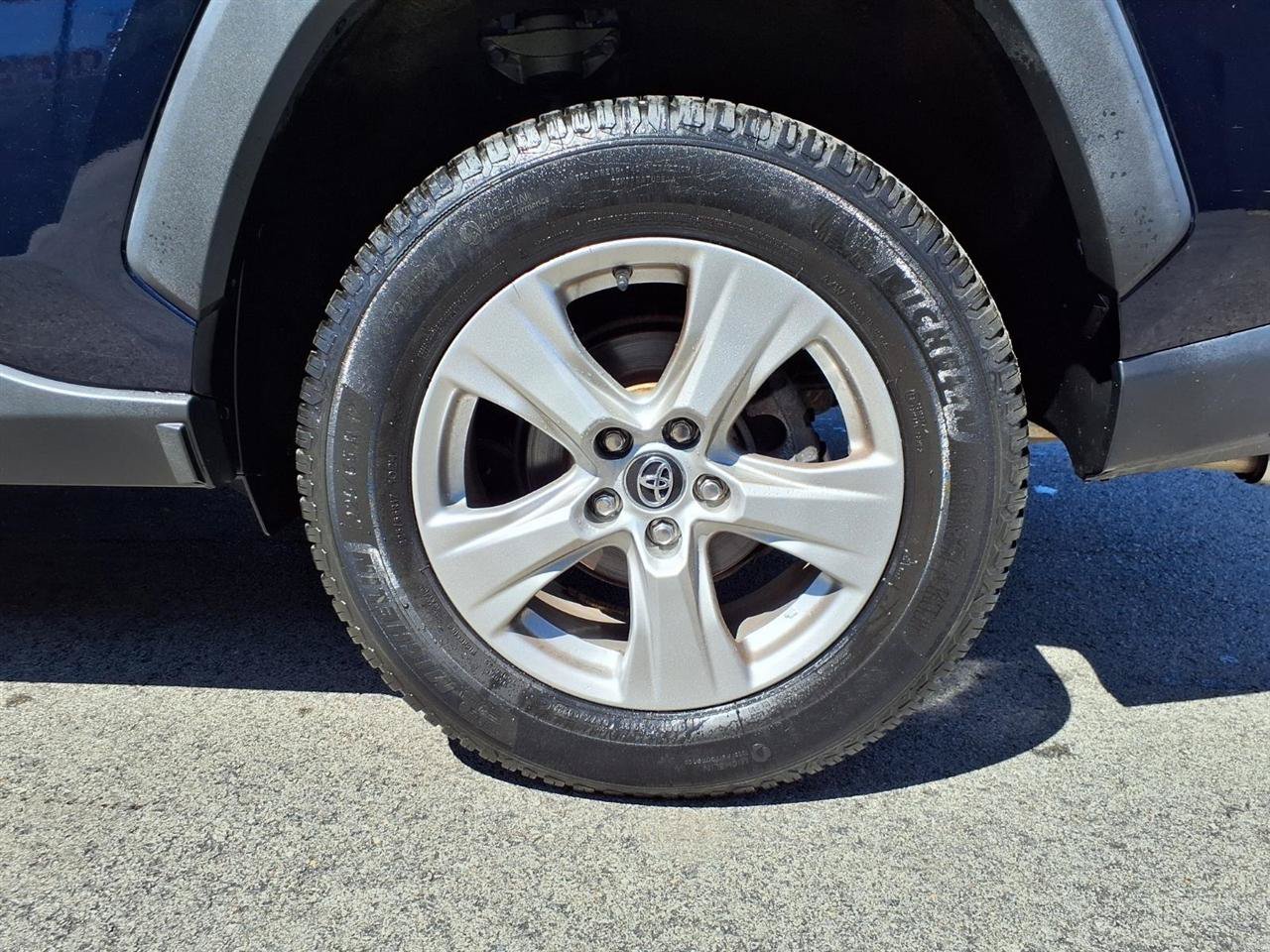 Used 2019 Toyota RAV4 XLE w/ Carpet Mat Package AWD/4WD image 5