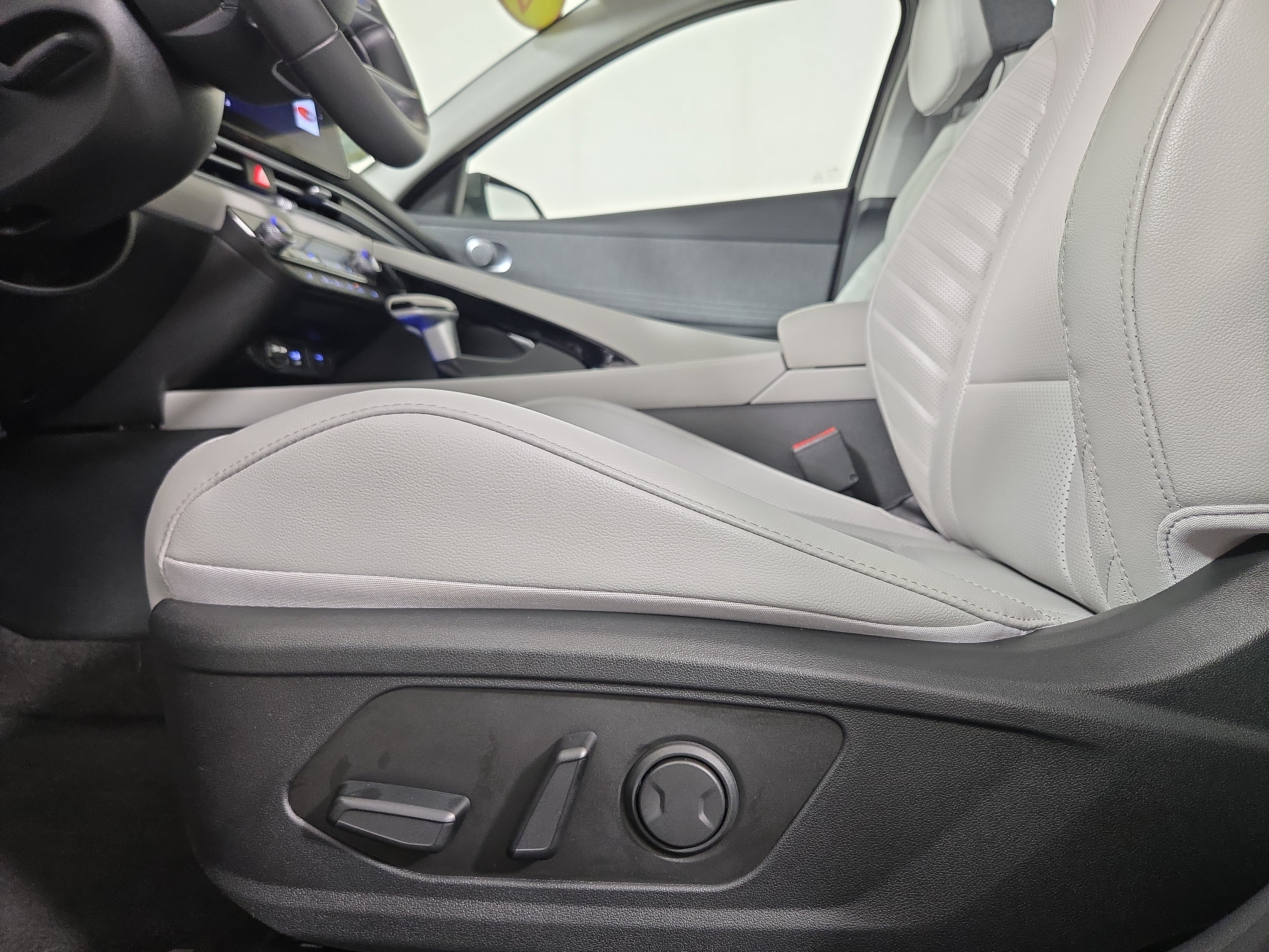 Used 2025 Hyundai Elantra Limited FWD image 31