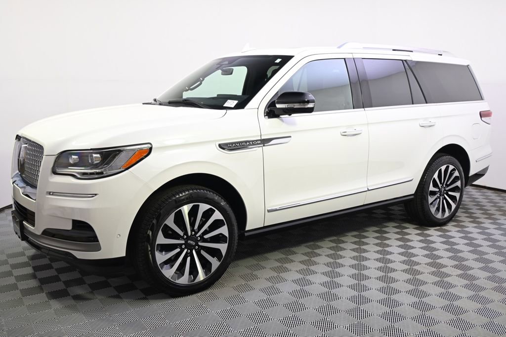 Used 2024 Lincoln Navigator Reserve AWD/4WD image 2