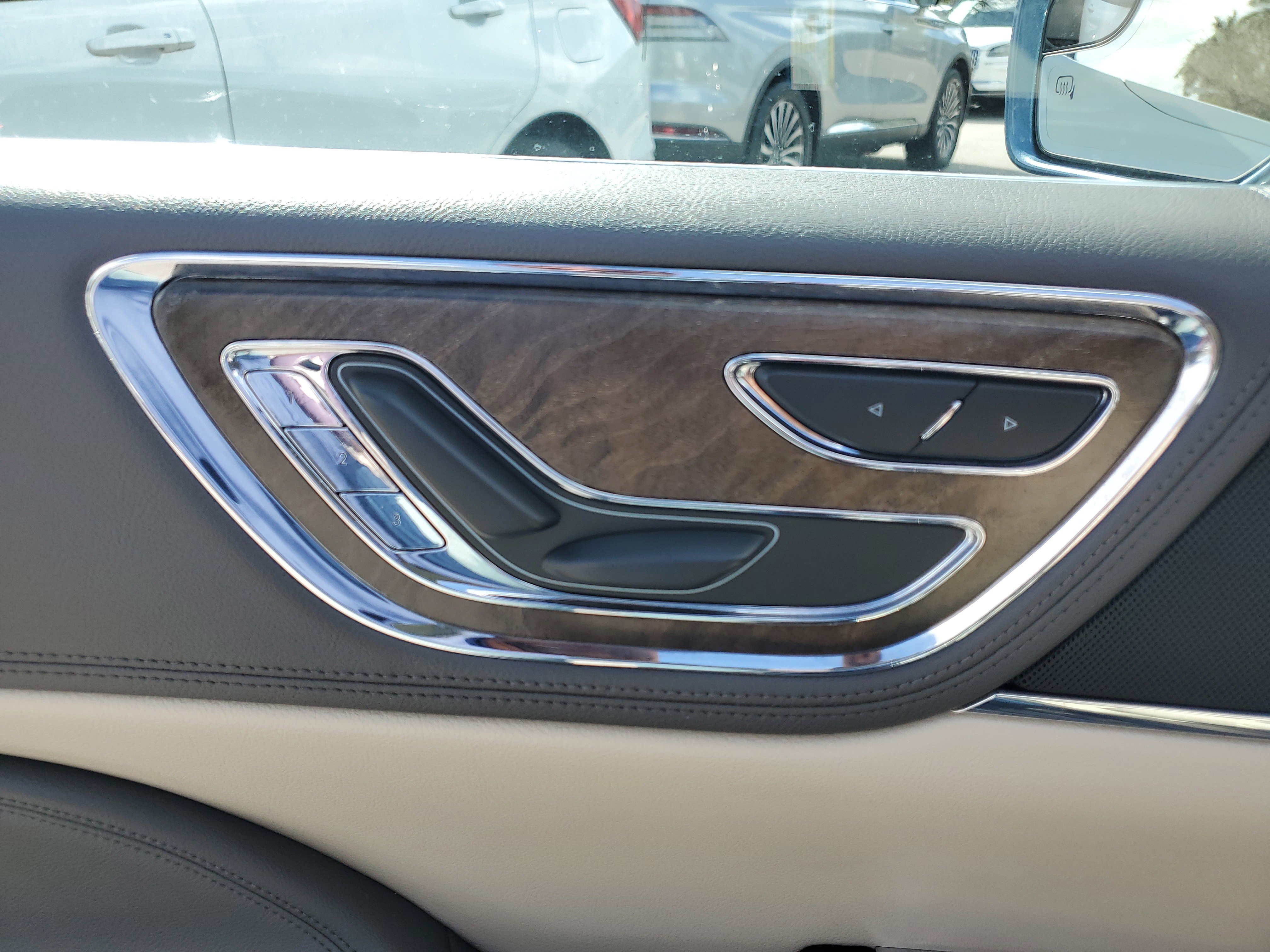 Used 2018 Lincoln Continental Premiere image 14